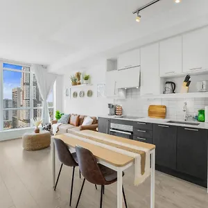 King Bed, Amazing View, Free Parking Apartment